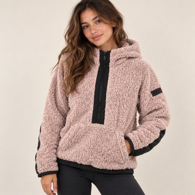 Modèle femme portant le sweat à capuche demi-zip en moumoute rose poudré Calvin Klein vue de face.